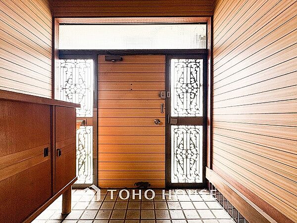 居住者の帰り、訪れる方を優しく迎えてくれる開放感のある玄関。