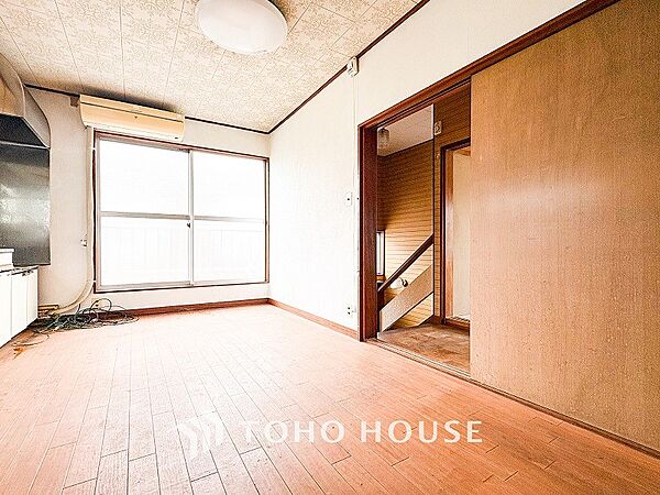 戸建てならではのリビング。落ち着いた色調のリビングは家族団欒の憩いの場所です。