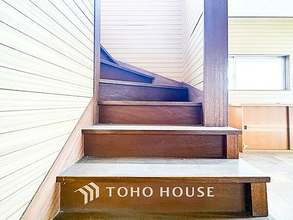 各フロアを結ぶ階段。集いの空間と一人の時間を楽しむプライベートルームをバランスよく繋いでいます。