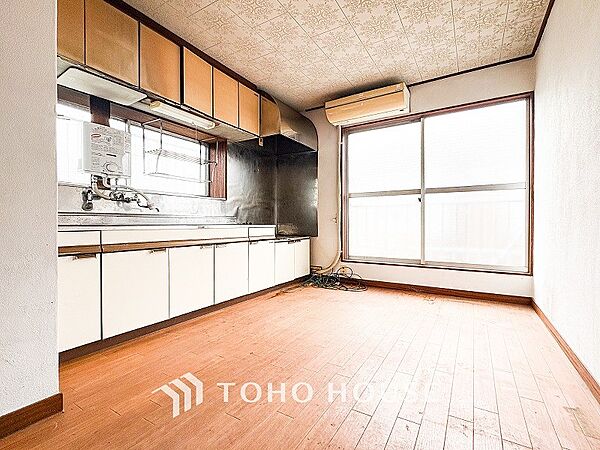 忙しい朝でも、しっかり家族が揃って食事をして頂けるゆとりある大きさのダイニングスペース。