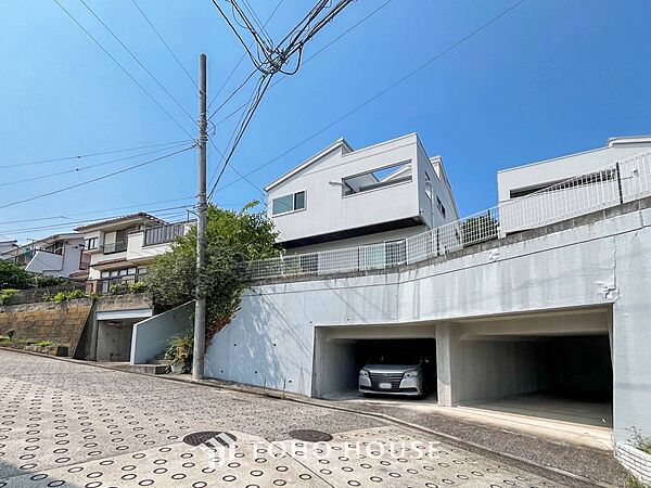 落ち着きのある閑静な住宅街に佇む邸宅。きっとここからご家族のかけがえのない想い出が作られることでしょう。
