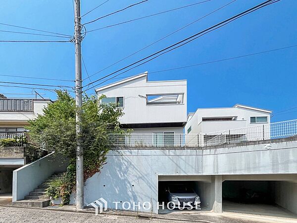 爽やかな青空の下に贅沢なほどに降り注ぐ陽光、豊かな居住性と、クオリティが見事に調和した住空間。