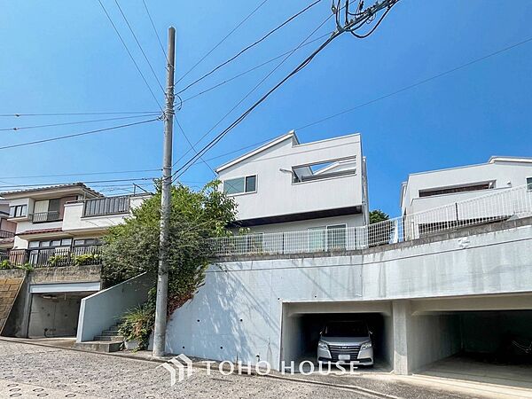 前面道路含む現地写真『快適』は「家」と「街」と「環境」が調和した時に訪れるだと改めて感じさせてくれます。