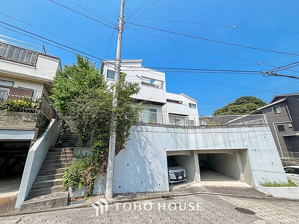 住む人を映し出す洗練された佇まいは、いつまでも輝き続けながらいつしか街の風景に溶け込んでいきます。