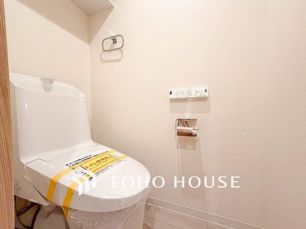 トイレはシンプルにホワイトで統一した温水洗浄付です。