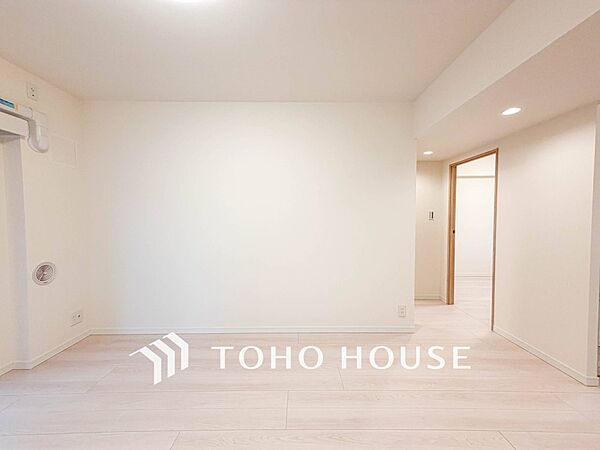 爽やかな色合いのフローリングと清潔感の溢れるクロスが明るい空間を創り出しているリビングダイニング。