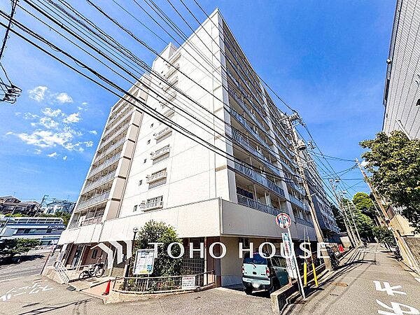前面道路含む現地写真『快適』は「家」と「街」と「環境」が調和した時に訪れるだと改めて感じさせてくれます。