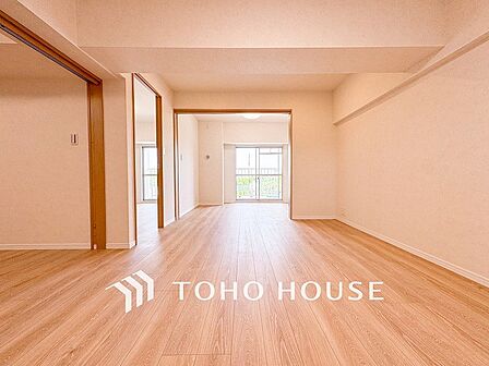爽やかな色合いのフローリングと清潔感の溢れるクロスが明るい空間を創り出しているリビングダイニング。