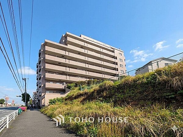 前面道路含む現地写真『快適』は「家」と「街」と「環境」が調和した時に訪れるだと改めて感じさせてくれます。