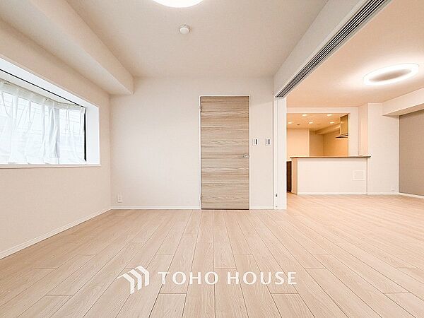 隣接するお部屋の扉を開放すればリビングと一体化してより広々した空間が生まれます。