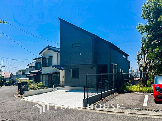 住む人を映し出す洗練された佇まいは、いつまでも輝き続けながらいつしか街の風景に溶け込んでいきます。
