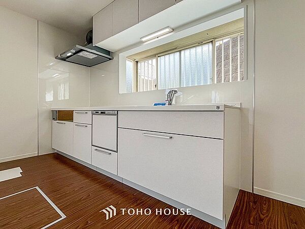 お手入れのしやすいすっきりしたシステムキッチンを採用しました。