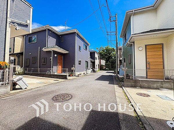 前面道路含む現地写真『快適』は「家」と「街」と「環境」が調和した時に訪れるだと改めて感じさせてくれます。