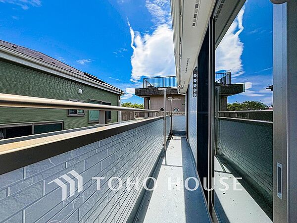 太陽の恵みをたっぷりと受けて、洗濯物も気持ちよく干せそうです。