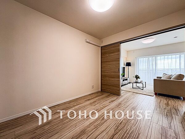 落ち着いた雰囲気に包まれた伸びやかな空間で、ゆったりと家族団らんの時間を過ごせます。