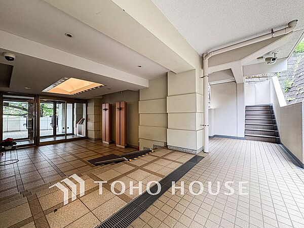 住まう誇らしさと安心感を演出する落ち着いた雰囲気のエントランス。