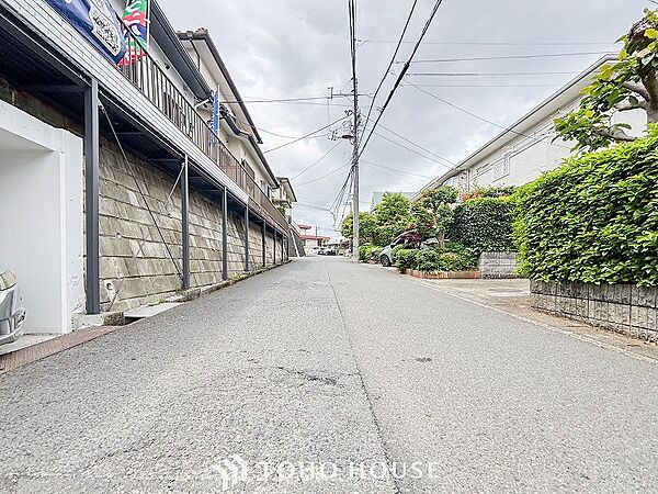 前面道路含む現地写真『快適』は「家」と「街」と「環境」が調和した時に訪れるだと改めて感じさせてくれます。