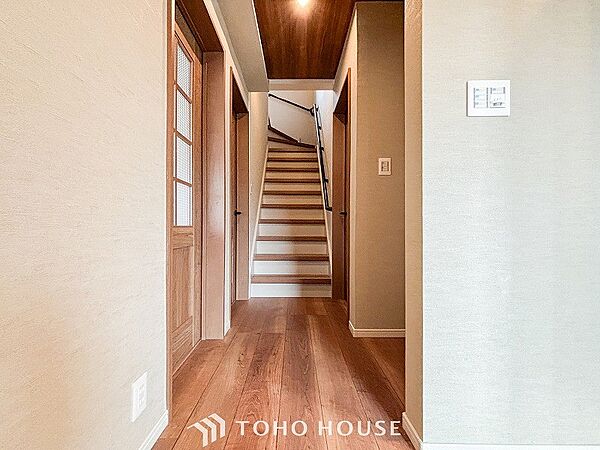 上質感漂う廊下。居住者の帰り、訪れる方を優しく迎える・安らぎに満ちた生活空間を予感させる。