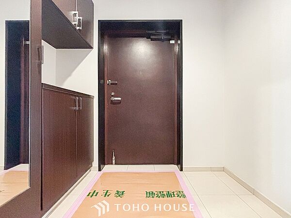 居住者の帰り、訪れる方を優しく迎えてくれる開放感のある玄関。