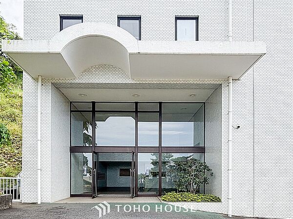 住まう誇らしさと安心感を演出する落ち着いた雰囲気のエントランス。