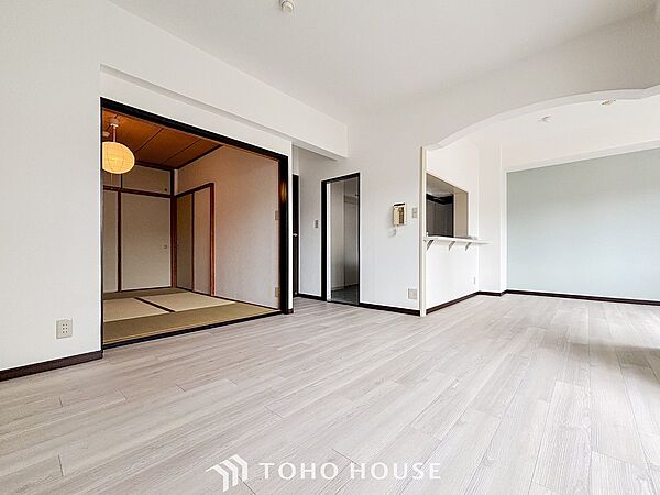対面式キッチンのあるLDKで家族の会話が弾みます。