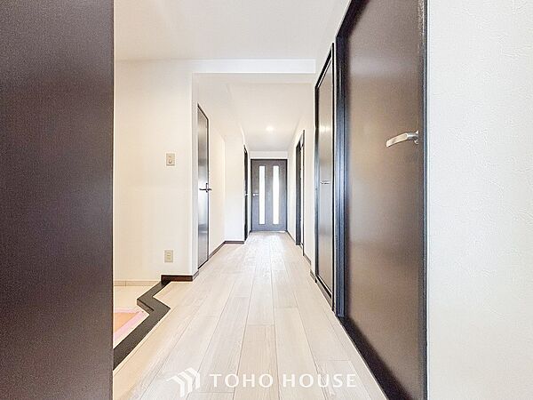 上質感漂う廊下。居住者の帰り、訪れる方を優しく迎える・安らぎに満ちた生活空間を予感させる。