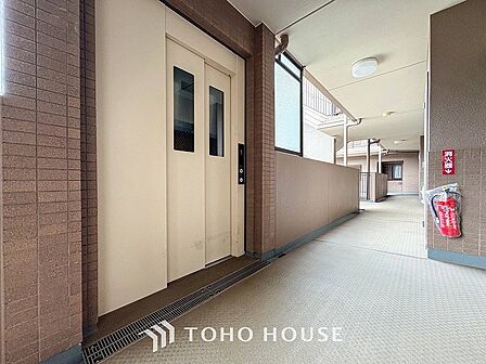 エレベーター完備。大きなお荷物などを運ぶ際にも便利です。