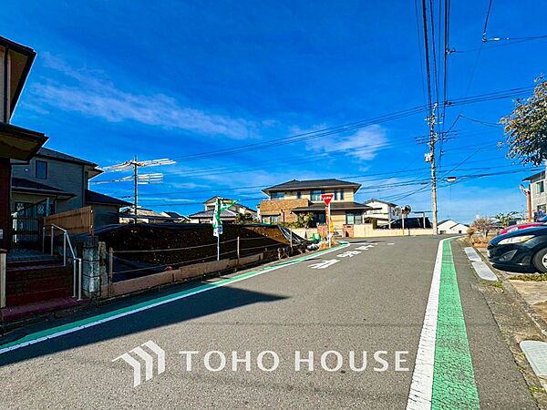 前面道路含む現地写真『快適』は「家」と「街」と「環境」が調和した時に訪れるだと改めて感じさせてくれます。