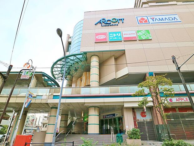 1階はリーズナブルな価格設定が魅力のスーパー。電機店やホームセンターなども入る複合商業施設です。