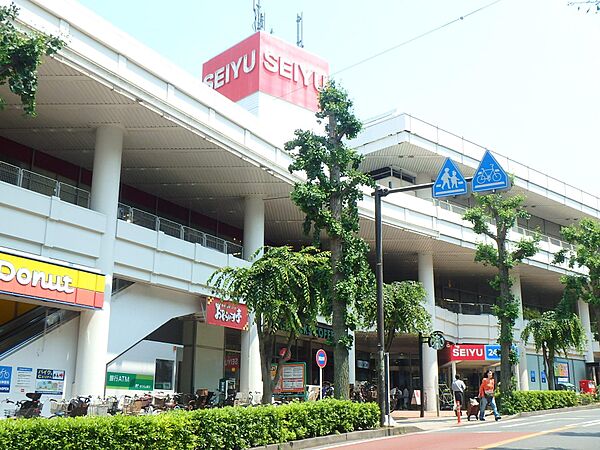 1階はスーパー、他フロアには衣料品や電気店、100円ショップなどが揃います。