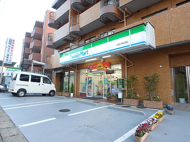 食料品や生活雑貨などが揃う安心便利なコンビニエンスストア。
