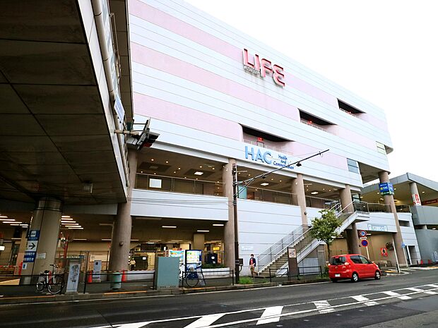 二俣川駅直結。飲食店やドラッグストア、市の行政サービスコーナーなどが入っているショッピングセンター。
