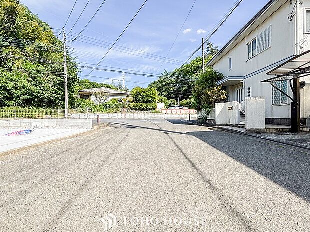 前面道路含む現地写真『快適』は「家」と「街」と「環境」が調和した時に訪れるだと改めて感じさせてくれます。