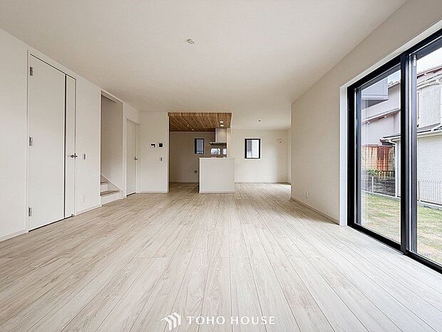 落ち着いた雰囲気に包まれた伸びやかな空間で、ゆったりと家族団らんの時間を過ごせます。