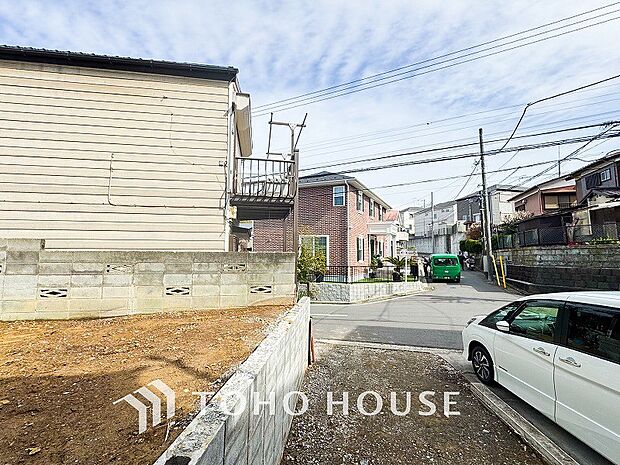風を感じ青い空から太陽の恵みを感じる温もり溢れる佇まい。