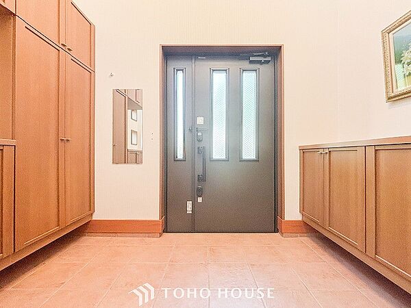 居住者の帰り、訪れる方を優しく迎えてくれる開放感のある玄関。