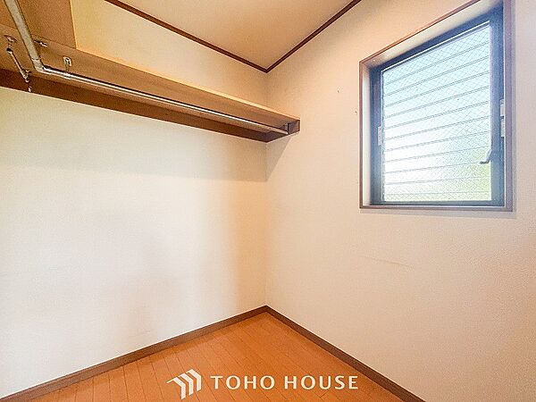 衣類だけでなく大きな荷物も収納でき、お部屋がすっきりします。