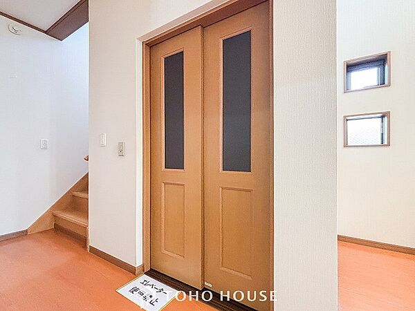 移動や荷物の持ち運びに便利なホームエレベーター付きです。