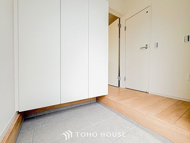 居住者の帰り、訪れる方を優しく迎えてくれる玄関です。