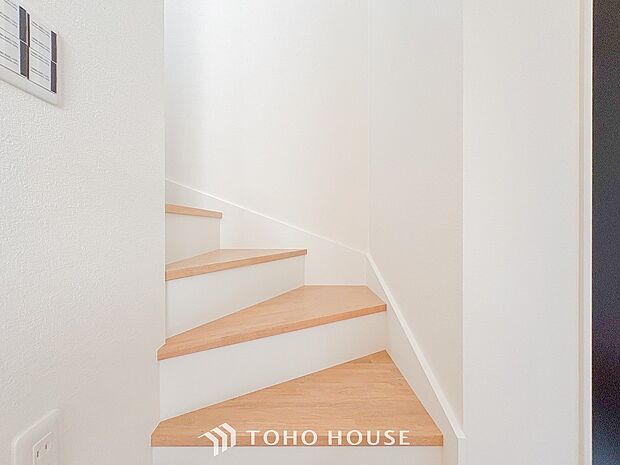 パブリックゾーンとプライベートゾーン繋ぐ階段。豊かな陽光が注ぎ込み、爽やかな住空間を演出。