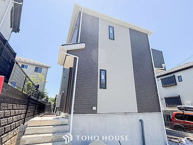 爽やかな青空の下に贅沢なほどに降り注ぐ陽光、豊かな居住性と、クオリティが見事に調和した住空間。