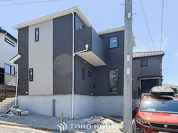前面道路含む現地写真『快適』は「家」と「街」と「環境」が調和した時に訪れるだと改めて感じさせてくれます。