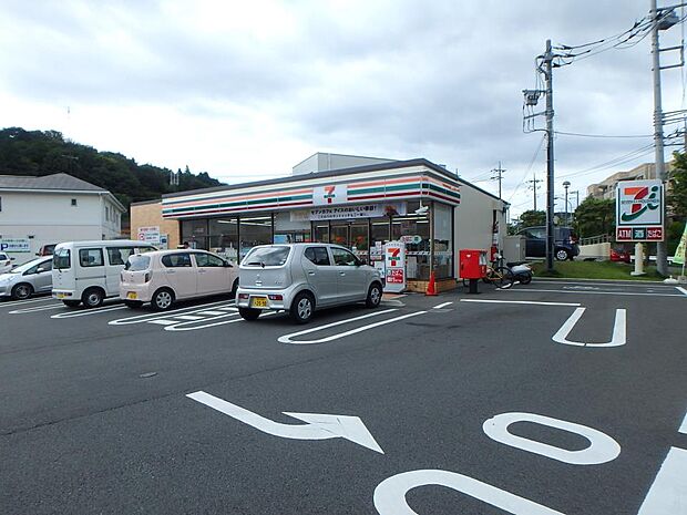 24時間営業。お弁当やお惣菜、パンなどをはじめ、生活用品、お酒、たばこなども取り揃えています。