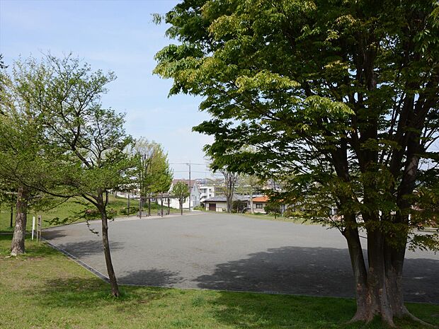 高低差のある山の地形をそのまま残す公園。広場あり、滑り台などの遊具あり。お子様の放課後の遊び場になりそうです。