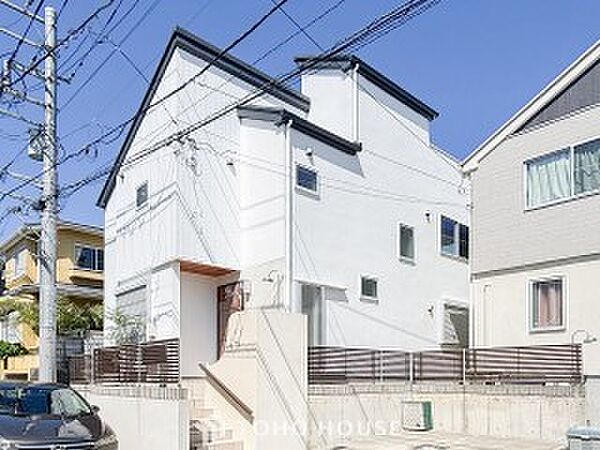 住む人を映し出す洗練された佇まいは、いつまでも輝き続けながらいつしか街の風景に溶け込んでいきます。