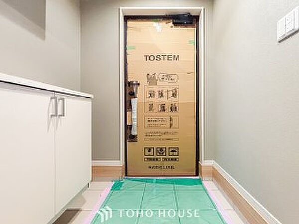 清潔感溢れる玄関がお出迎えする本邸宅の物語は、ここから始まる日常を期待させます。
