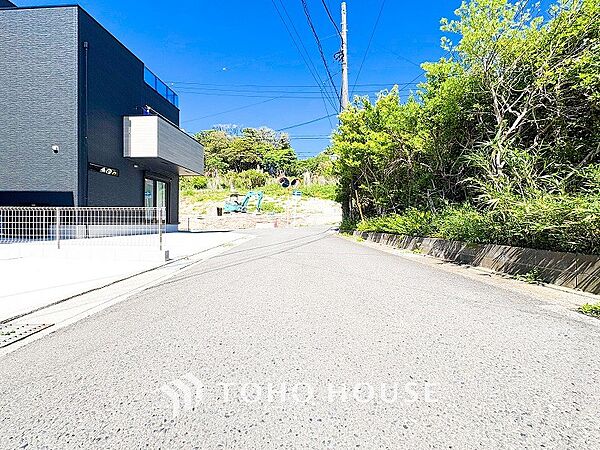 前面道路含む現地写真『快適』は「家」と「街」と「環境」が調和した時に訪れるだと改めて感じさせてくれます。