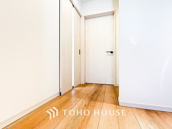 上質感漂う廊下。居住者の帰り、訪れる方を優しく迎える・安らぎに満ちた生活空間を予感させる。