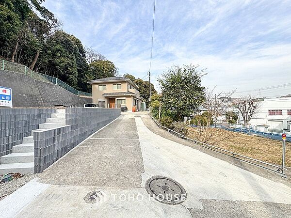 前面道路含む現地写真『快適』は「家」と「街」と「環境」が調和した時に訪れるだと改めて感じさせてくれます。