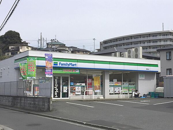 24時間営業ですので、急な買い物に便利です。駐車場もあります。